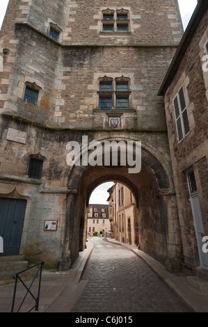 Tour de l'Horloge archway nel borgo medievale di Avallon, Borgogna, Francia Foto Stock