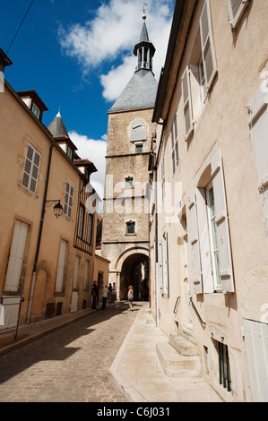 Tour de l'Horloge archway nel borgo medievale di Avallon, Borgogna, Francia Foto Stock