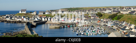 Vista panoramica del porto di Findochty con estremità a timpano e navi a vela sul bel giorno - Moray Coast Foto Stock