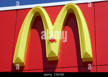 Ristorante mcdonalds Golden Arches logo con canadian maple leaf simbolo winnipeg Manitoba Canada Foto Stock