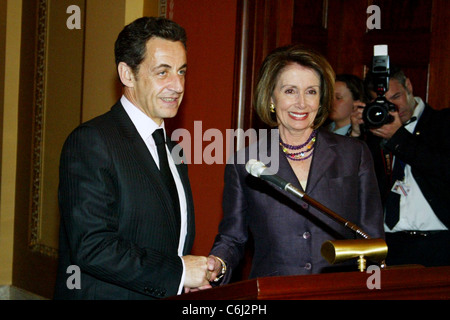 Stati Uniti Altoparlante della casa sost. Nancy Pelosi (R) stringe la mano con il presidente francese Nicolas Sarkozy (L) come essi si incontrano sul Campidoglio Foto Stock