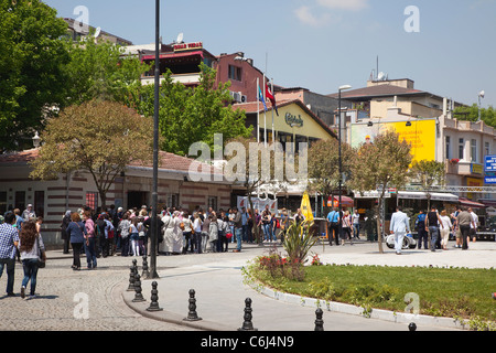 Turchia, Istanbul, Sultanahmet, Yerebatan Sarnici, turisti in coda all'ingresso della Basilica Cistern Foto Stock