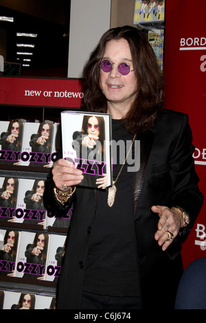 Ozzy Osbourne segni le copie del suo libro "Io sono Ozzy' alle frontiere di Las Vegas, Stati Uniti d'America - 18.02.10 Chris Connor Foto Stock