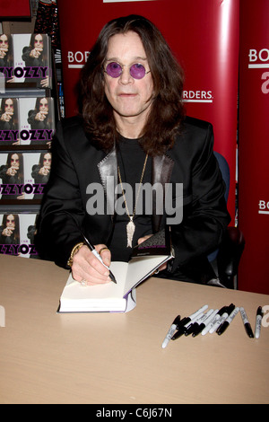 Ozzy Osbourne segni le copie del suo libro "Io sono Ozzy' alle frontiere di Las Vegas, Stati Uniti d'America - 18.02.10 Chris Connor Foto Stock