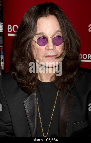 Ozzy Osbourne segni le copie del suo libro "Io sono Ozzy' alle frontiere di Las Vegas, Stati Uniti d'America - 18.02.10 Chris Connor Foto Stock