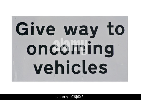 Dare modo ai veicoli che sopraggiungono cartello stradale Regno Unito Segnaletica Stradale Foto Stock