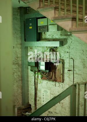 Raccolta della scatola dei fusibili e misuratori di elettricità in un vecchio edificio Foto Stock