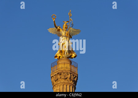 Ricostruito Vittoria Colonna 'Siegessäule' in serata, il Tiergarten, nel quartiere Mitte di Berlino, Germania, Europa Foto Stock