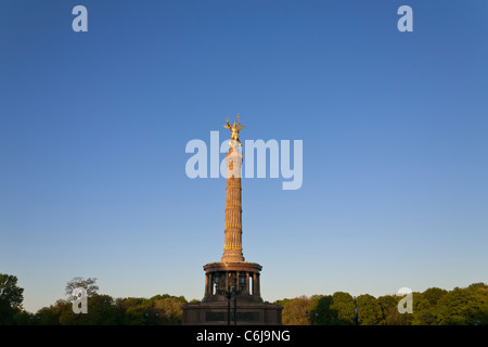 Ricostruito Vittoria Colonna 'Siegessäule' in serata, il Tiergarten, nel quartiere Mitte di Berlino, Germania, Europa Foto Stock