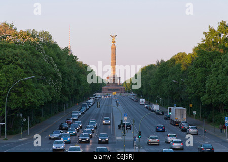 Ricostruito Vittoria Colonna 'Siegessäule' in serata con la strada 17.Juni, il Tiergarten, nel quartiere Mitte di Berlino, Germania, Europa Foto Stock