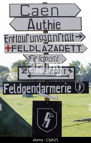 Informazioni pubbliche segno dando indicazioni stradali in tedesco Foto Stock