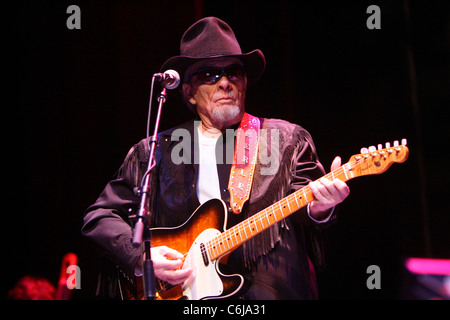 Erle Haggard suona dal vivo in concerto presso il teatro Rosemont Rosemont, Illinois - 21.02.10 Ray Garbo Foto Stock