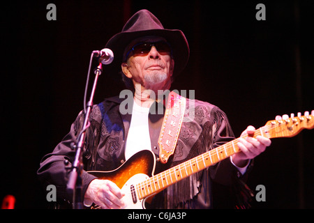 Erle Haggard suona dal vivo in concerto presso il teatro Rosemont Rosemont, Illinois - 21.02.10 Ray Garbo Foto Stock