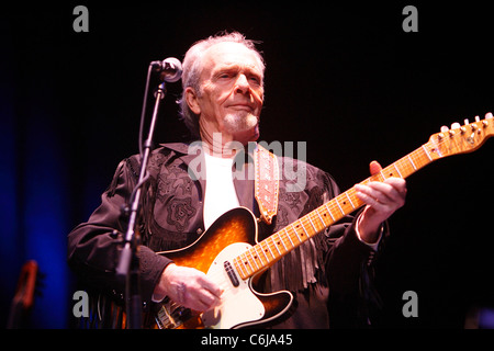 Erle Haggard suona dal vivo in concerto presso il teatro Rosemont Rosemont, Illinois - 21.02.10 Ray Garbo Foto Stock