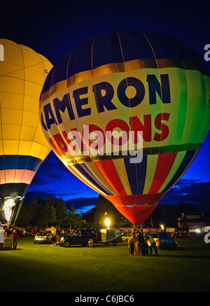 Strathaven Balloon Festival "bagliore di sera" Foto Stock