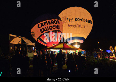 Strathaven Balloon Festival "bagliore di sera" Foto Stock