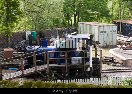 Il caricamento del carbone in un motore a vapore sul South Tynedale Railway, Alston, Cumbria, Inghilterra. Foto Stock