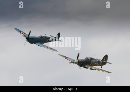 Un Supermarine Spitfire e Hawker Hurricane overhead Shoreham airfield in 2011 Foto Stock