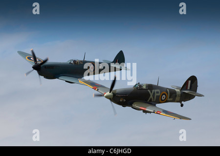 Un Supermarine Spitfire e Hawker Hurricane overhead Shoreham airfield in 2011 Foto Stock