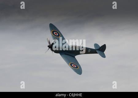 Un Supermarine Spitfire overhead Shoreham airfield in 2011 Foto Stock