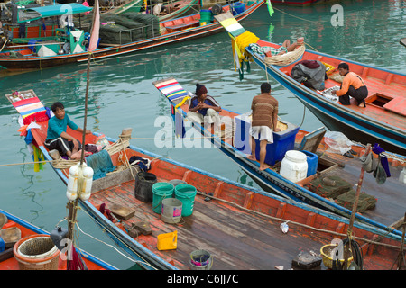 I pescatori birmani su barche colorate a Thetsaban Na Thon porta, Ko Samui, Tailandia Foto Stock