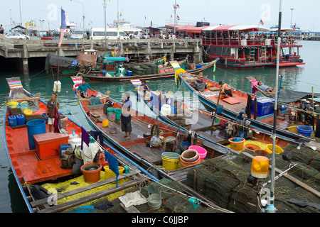 I pescatori birmani su barche colorate a Thetsaban Na Thon porta, Ko Samui, Tailandia Foto Stock