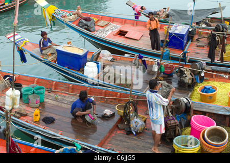 I pescatori birmani su barche colorate a Thetsaban Na Thon porta, Ko Samui, Tailandia Foto Stock