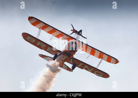 Il Breitling wingwalking overhead del team Shoreham airfield Foto Stock