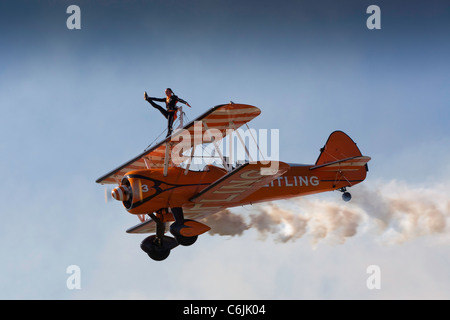 Il Breitling wingwalking overhead del team Shoreham airfield Foto Stock