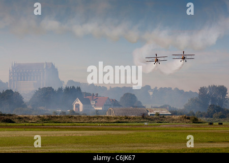 Il Breitling wingwalking overhead del team Shoreham airfield Foto Stock