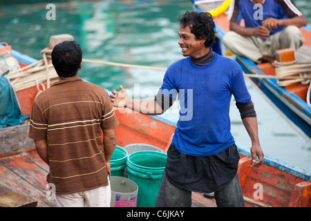 I pescatori birmani su barche colorate a Thetsaban Na Thon porta, Ko Samui, Tailandia Foto Stock