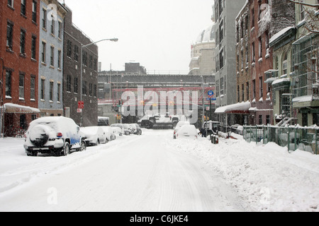Atmosfera una coperta di neve street a Williamsburg di Brooklyn, a New York il 26 febbraio 2010. New York City è previsto per ricevere Foto Stock