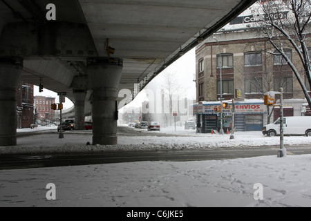 Atmosfera una coperta di neve street a Williamsburg di Brooklyn, a New York il 26 febbraio 2010. New York City è previsto per ricevere Foto Stock