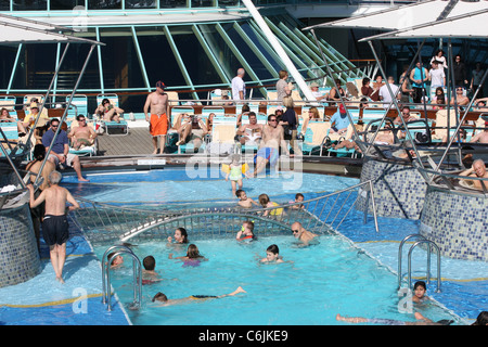 Poolside sulla visione dei mari Foto Stock