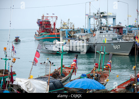 Birmano barche colorate e thai navi da crociera a Thetsaban Na Thon porta, Ko Samui, Tailandia Foto Stock