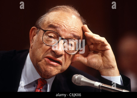 Federal Reserve Chairman Alan Greenspan testimonia in congresso sulle fusioni bancarie in Washington, DC. Foto Stock