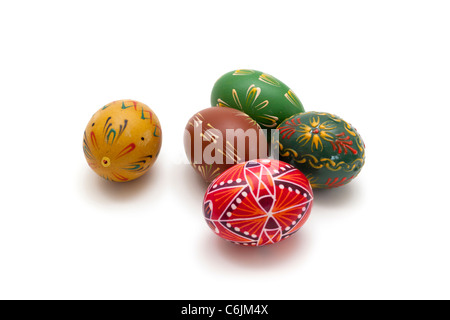 Verniciato colorato tradizionali uova di Pasqua su sfondo bianco Foto Stock