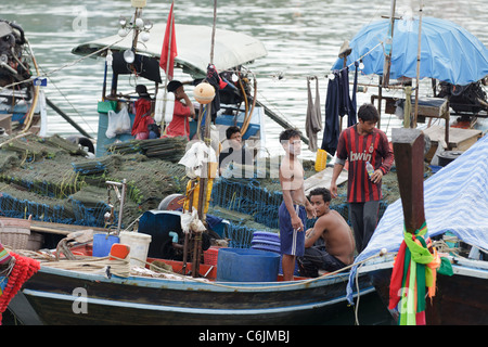 I pescatori birmani su barche colorate a Thetsaban Na Thon porta, Ko Samui, Tailandia Foto Stock