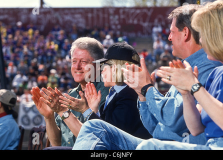 Il presidente Bill Clinton con la moglie Hillary Al Gore e ribaltabile al vertice dei presidenti per il futuro dell'America ha in Philadelphia, PA. Foto Stock