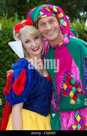 Sorridente Jenny Jones & Muddles   Cast di 'Sora il bianco' & i sette nani, Grand Theatre,Blackpool, Lancashire, Regno Unito  T Foto Stock