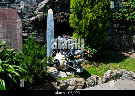 Una appartata area tranquilla contenente un memoriale dipinte di motore per aeromobili e elica inscritta in Santa Margherita Ligure, Italia Foto Stock