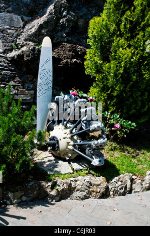 Una appartata area tranquilla contenente un memoriale dipinte di motore per aeromobili e elica inscritta in Santa Margherita Ligure, Italia Foto Stock