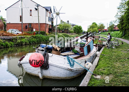 Il vecchio ex olandese chiatta a vela essendo convertito in casa galleggiante barca ormeggiata in Devizes sul Kennet & Avon canal Foto Stock