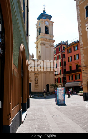 Uno dei due campanili della Basilica di Santa Margherita, Santa Margherita Ligure, Italia Foto Stock