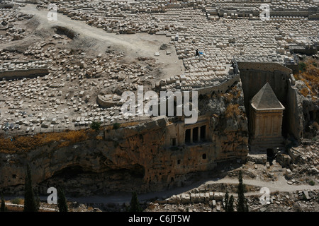 Il cimitero ebraico sul Monte degli Ulivi con la tomba di Benei Hezir come anche la tomba di Zaccaria nel torrente Kidron. Foto Stock