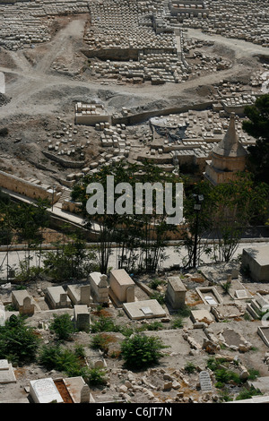 Tombe islamica sul Monte del Tempio di fronte al cimitero ebraico con la tomba di Absalon sul Monte degli Ulivi di Gerusalemme. Foto Stock