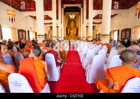 Molti i monaci tailandesi a cerimonia all'interno di Wat Phra Singh tempio, Chiang Rai, Thailandia Foto Stock