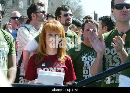 Kathy Griffin parla al "non chiedere non dire' al Rally di libertà Plaza Washington DC, Stati Uniti d'America - 18.03.10 Foto Stock