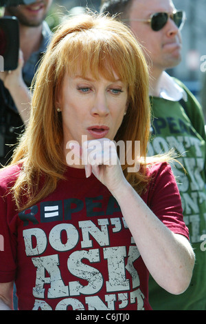 Kathy Griffin parla al "non chiedere non dire' al Rally di libertà Plaza Washington DC, Stati Uniti d'America - 18.03.10 Foto Stock