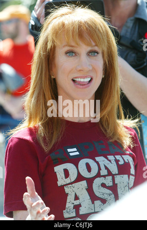 Kathy Griffin parla al "non chiedere non dire' al Rally di libertà Plaza Washington DC, Stati Uniti d'America - 18.03.10 Foto Stock